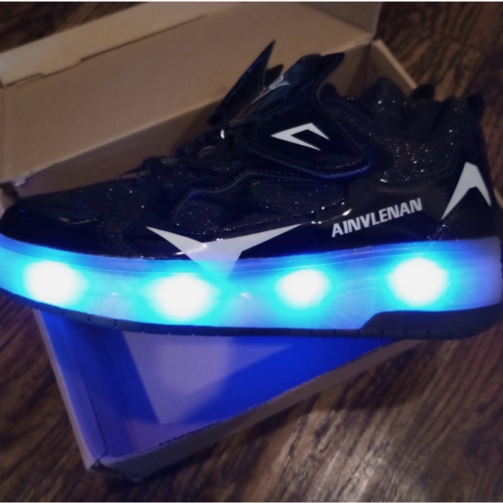 Ainvlenan Light-Up Roller Sneakers Skates, girls size 1-Black NWT